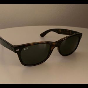 Rayban Wayfarer polarizes Sunglass